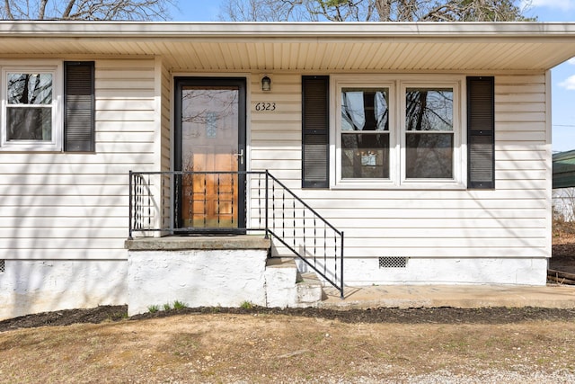 property entrance with crawl space