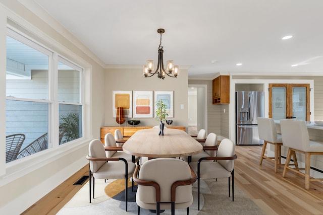 dining room with crown molding, a notable chandelier, recessed lighting, visible vents, and light wood-type flooring