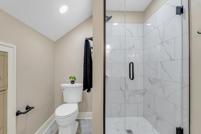 full bathroom with lofted ceiling, a shower stall, toilet, and baseboards