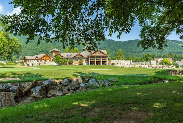 view of yard with a mountain view