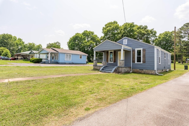 view of front of house featuring covered porch, crawl space, and a front yard