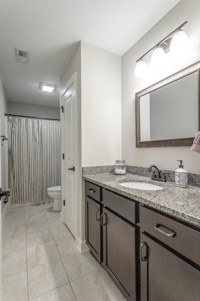 full bath featuring baseboards, visible vents, toilet, curtained shower, and vanity