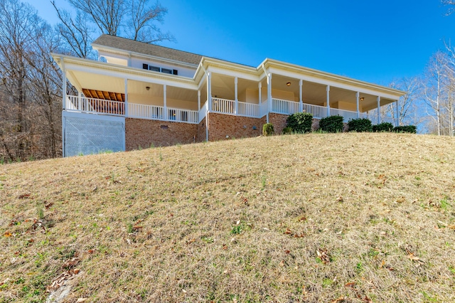 view of front of home with covered porch and a front lawn