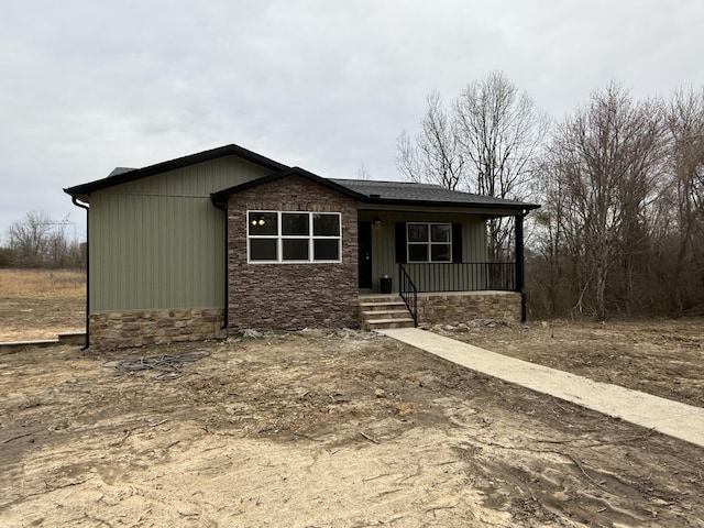 view of front facade with covered porch and stone siding