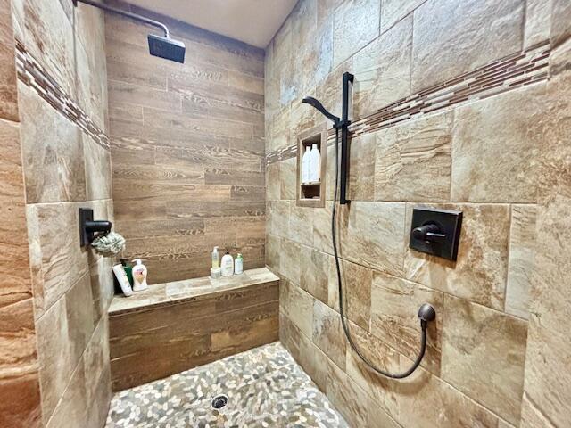 bathroom featuring a tile shower