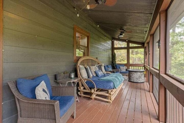 sunroom with ceiling fan