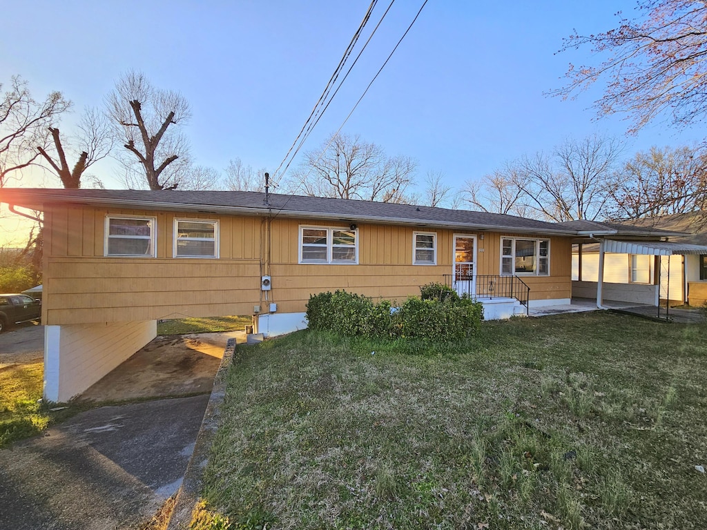 view of front of house featuring a front lawn