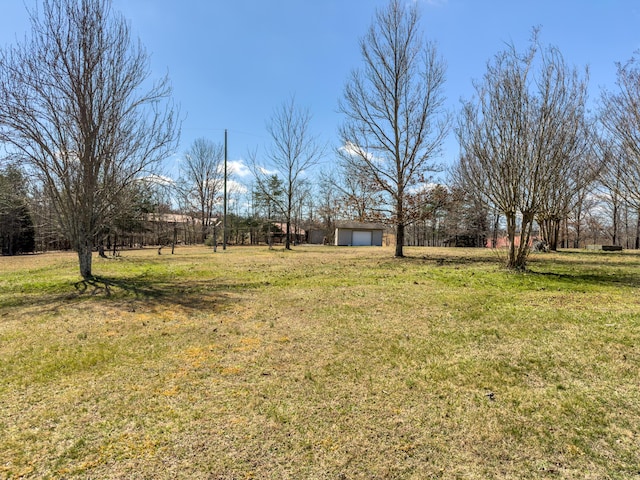 view of yard with an outdoor structure