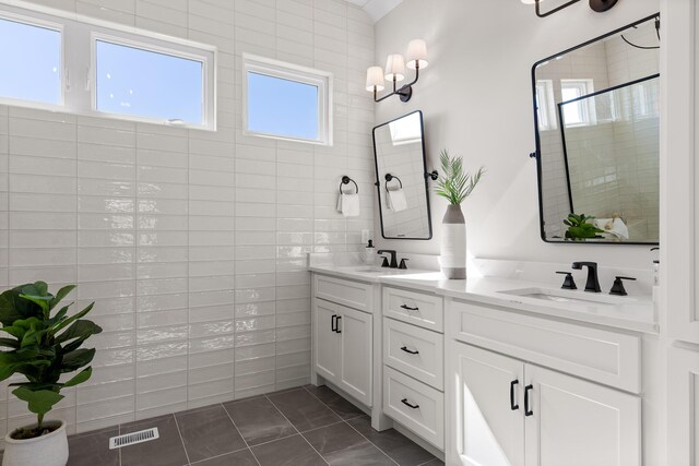 1825 River Breeze Dr, Soddy Daisy, TN 37379 - full bath featuring a sink, visible vents, plenty of natural light, and a stall shower