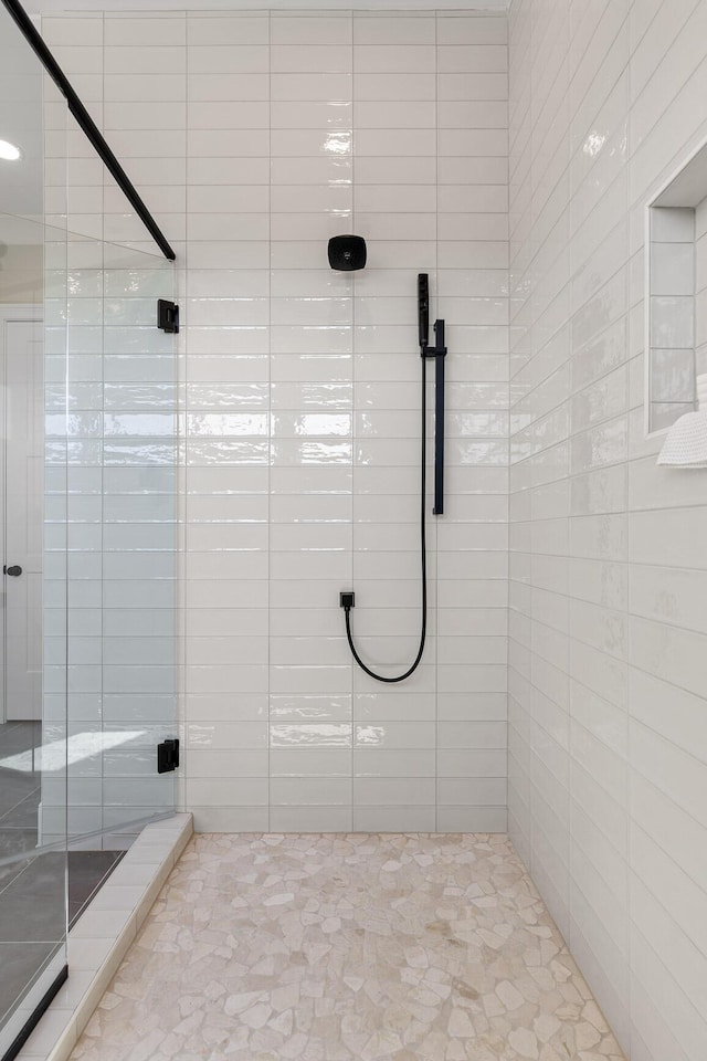 1825 River Breeze Dr, Soddy Daisy, TN 37379 - full bathroom featuring a shower stall