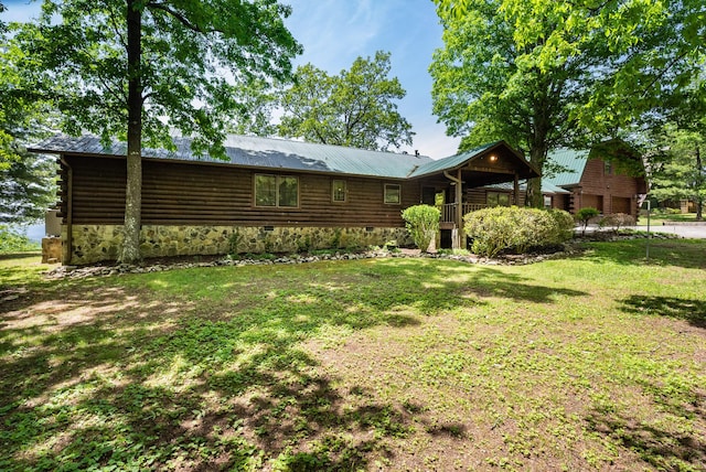 view of front facade featuring crawl space, metal roof, and a front lawn