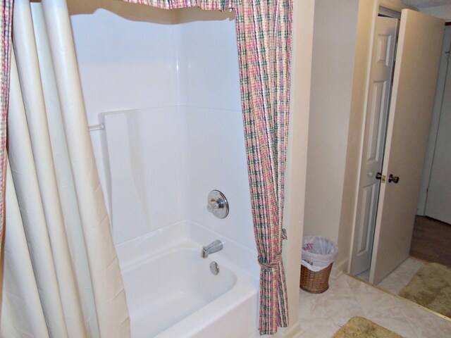2813 Nile Rd, Chattanooga, TN 37421 - full bath featuring shower / tub combo with curtain and tile patterned floors