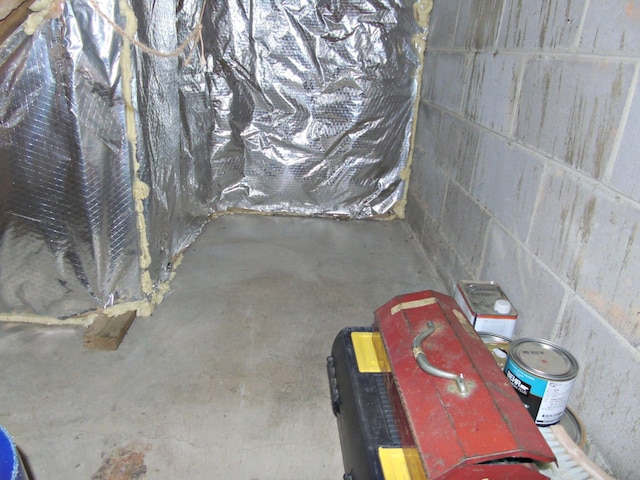 2813 Nile Rd, Chattanooga, TN 37421 - interior space with concrete floors