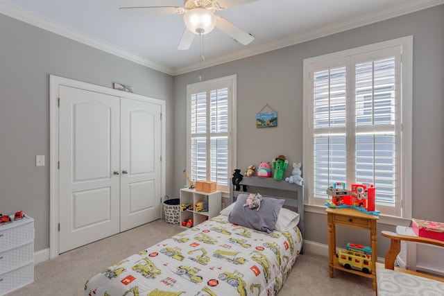 bedroom featuring a closet, a ceiling fan, baseboards, and ornamental molding