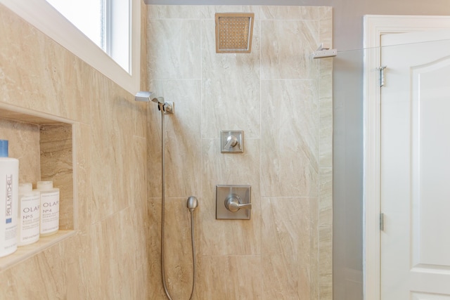 full bathroom featuring a tile shower