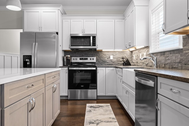 kitchen with tasteful backsplash, dark wood-style floors, stainless steel appliances, and crown molding