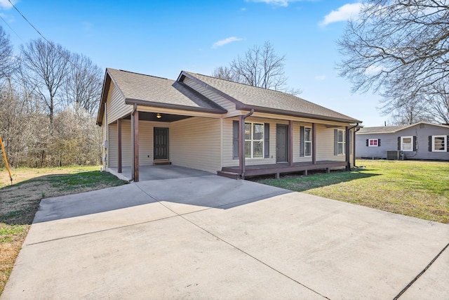 view of front of home featuring a shingled roof, a front lawn, concrete driveway, cooling unit, and a carport