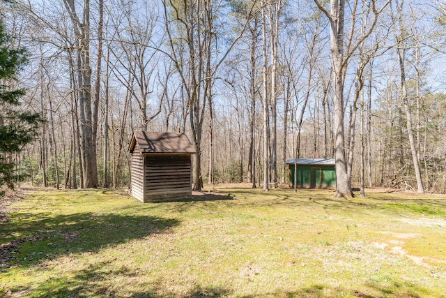 view of yard with a view of trees and an outdoor structure