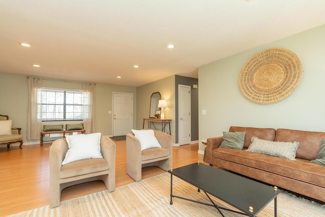 living area featuring recessed lighting, baseboards, and light wood-style flooring