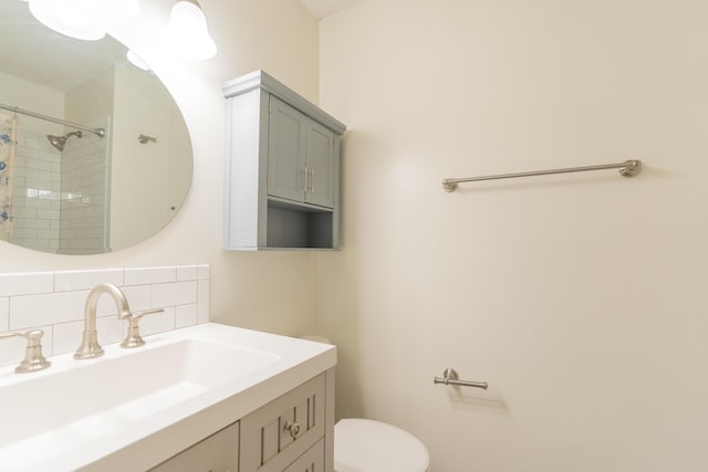 full bath with vanity, toilet, a shower with curtain, and tasteful backsplash