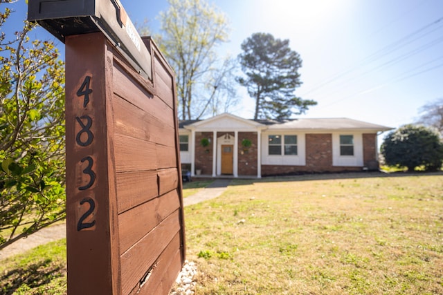 view of front of house featuring a front lawn