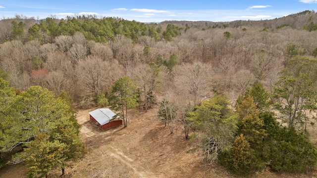 birds eye view of property featuring a forest view