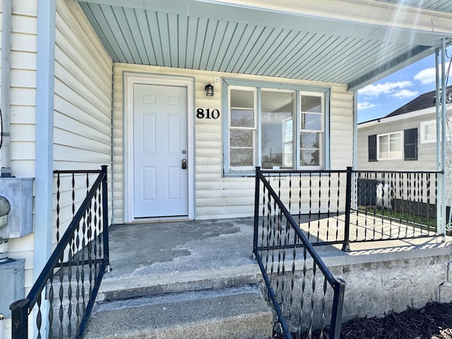 entrance to property featuring covered porch