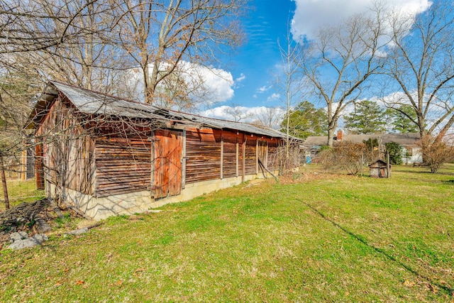 view of yard featuring an outdoor structure