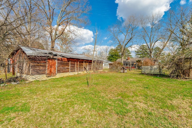 view of yard featuring an outdoor structure
