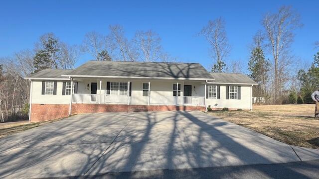 ranch-style home featuring a porch and crawl space