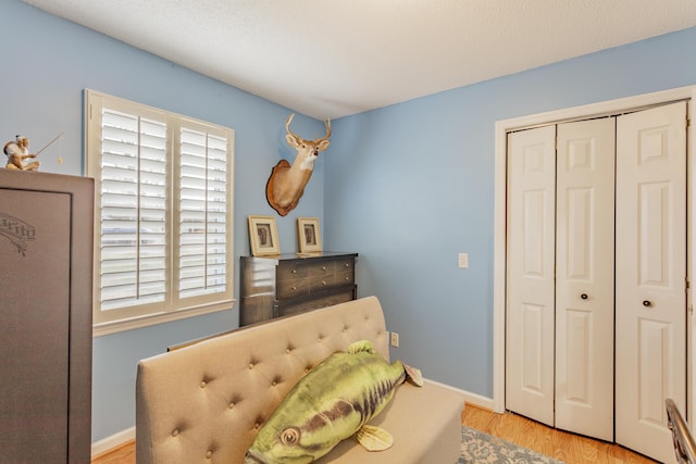 sitting room with wood finished floors and baseboards