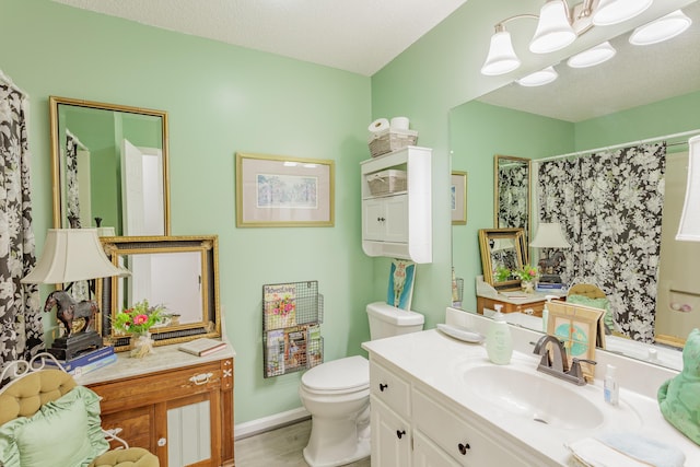 bathroom with vanity, a shower with curtain, baseboards, an inviting chandelier, and toilet