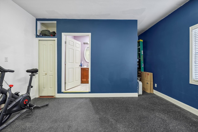 exercise room featuring baseboards