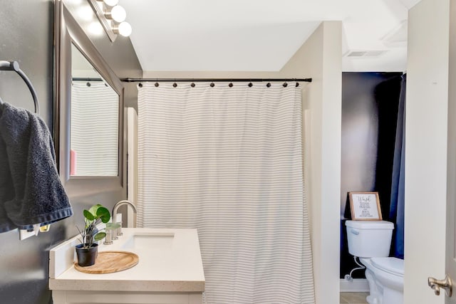 full bathroom featuring visible vents, curtained shower, toilet, and vanity