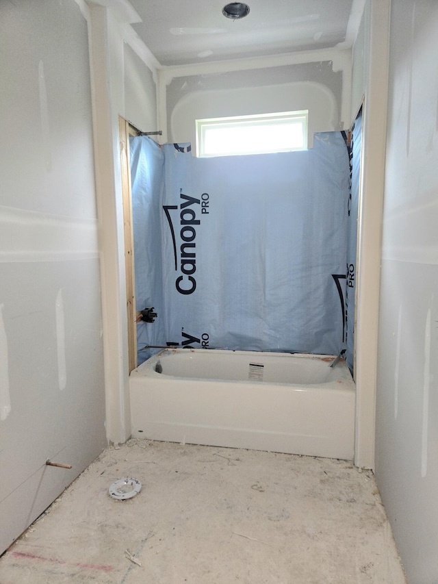 bathroom with tub / shower combination