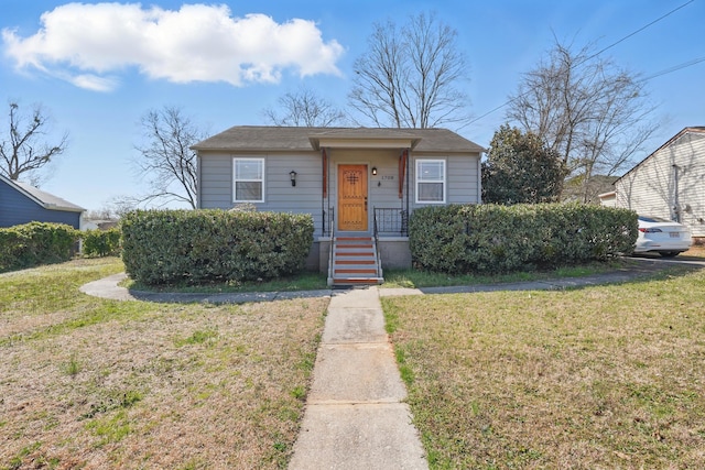 bungalow featuring a front lawn