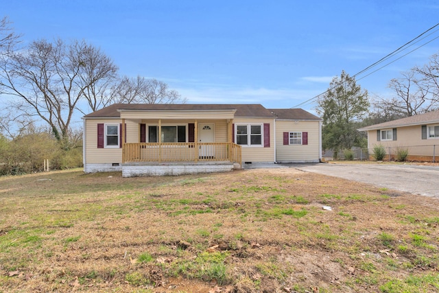 view of front facade featuring crawl space, covered porch, driveway, and a front yard