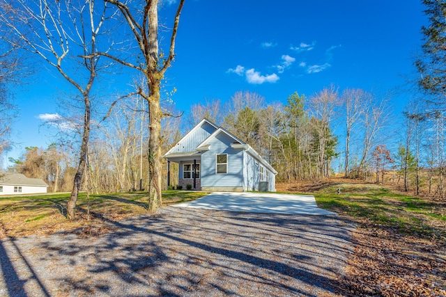 view of front of house with driveway