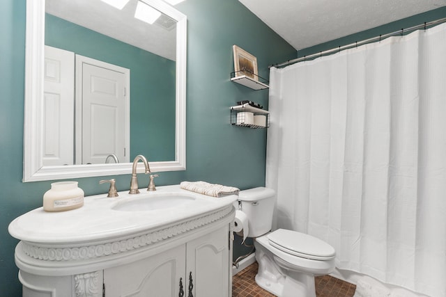 full bath featuring a shower with curtain, toilet, and vanity