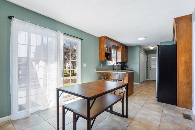 dining room featuring visible vents, baseboards, and light tile patterned flooring