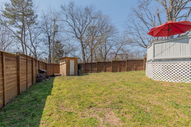 view of yard featuring an outbuilding and a fenced backyard