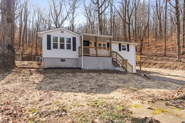 view of front of house featuring crawl space and covered porch