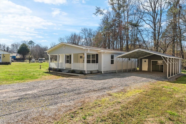 view of front of home featuring a porch, a front lawn, and driveway