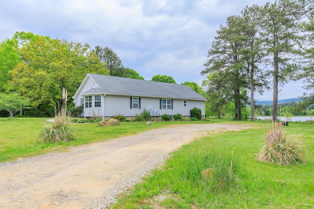 view of front of home featuring a front lawn and driveway