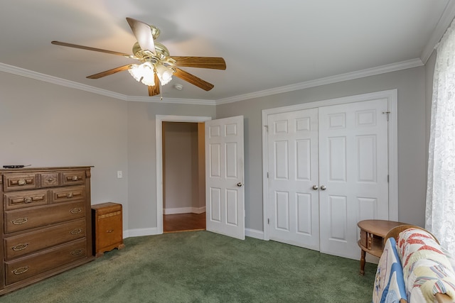 carpeted bedroom featuring crown molding, a ceiling fan, and a closet