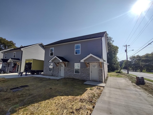 view of front of house featuring a front lawn