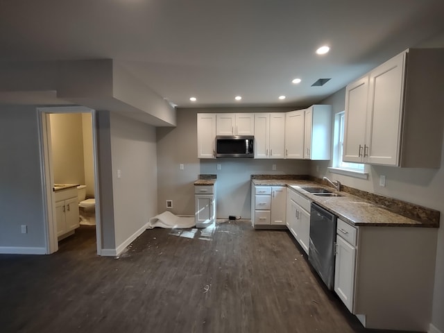 kitchen with visible vents, a sink, dark wood-style floors, appliances with stainless steel finishes, and white cabinets