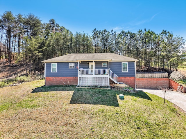 view of front of home with covered porch and a front lawn