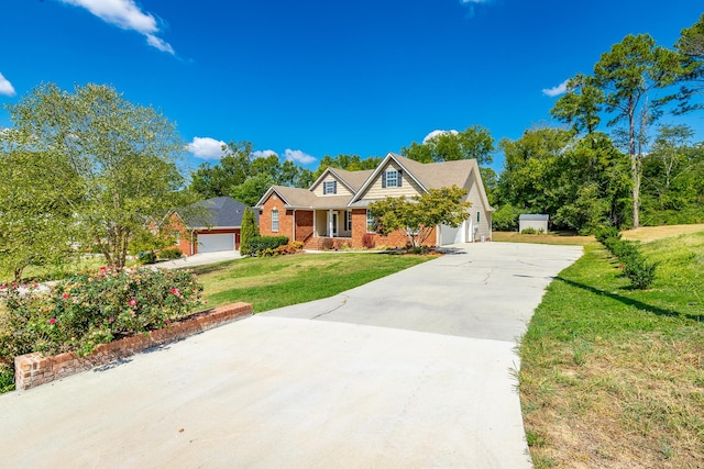 view of front facade featuring a front yard and driveway