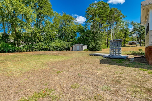 view of yard with an outbuilding